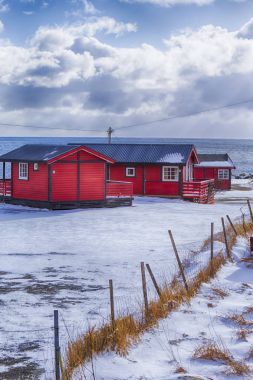 通過(guò)羅弗敦群島旅行。傳統(tǒng)紅房子線