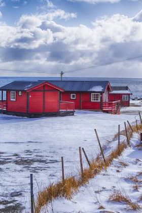 通过罗弗敦群岛旅行。传统红房子线