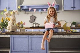 快乐的孩子收到复活节礼物图片