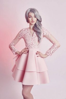 美丽的动漫娃娃女孩在粉红色的背景粉红色的礼服。一个 gi