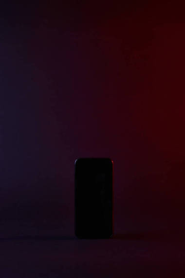 一個(gè)黑色智能手機(jī)在黑暗中的高視圖