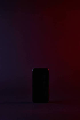 一个黑色智能手机在黑暗中的高视图