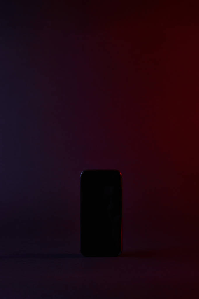 一个黑色智能手机在黑暗中的高视图