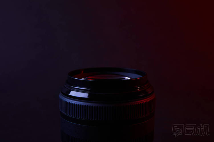 深色表面上的一个镜头