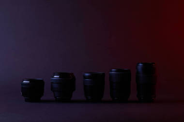 深色表面上的不同鏡頭圖片