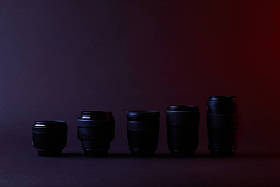 深色表面上的不同镜头图片