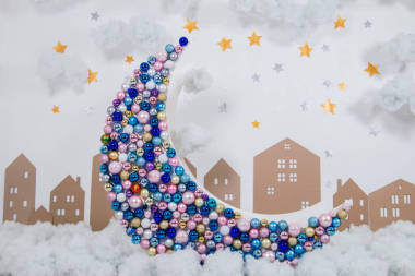 大裝飾月亮裝飾與圣誕節(jié)多彩多姿的球在云彩的背景