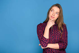 美丽的年轻体贴的女孩, 孤立的蓝色