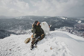 人旅行与萨摩耶狗在山室外图片