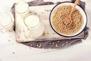 在木桌上的豆?jié){和大豆。素食和素食概念