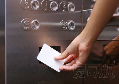 電梯門(mén)禁控制, 手捧鑰匙卡, 打開(kāi)電梯地板