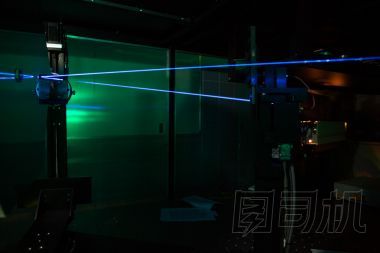 在量子光學(xué)實驗室中激光器圖片