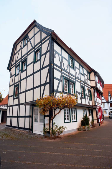 老傳統(tǒng)大廈在德國。木材和塑料的房子