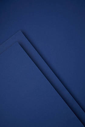 黑色抽象背景由蓝色纸制成