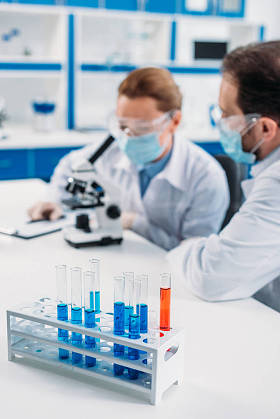 实验室中用试剂和科学家的选择性聚焦管