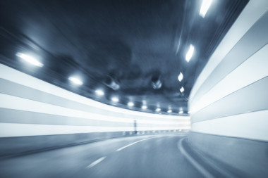 弯曲的隧道背景图片