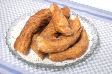葡萄牙 Farturas 或西班牙西班牙油条特写, 桌布上的油炸面团