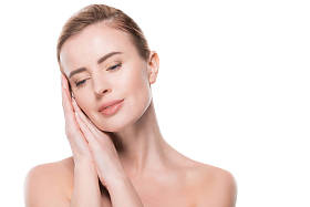 清洁新鲜皮肤的妇女触摸自己的脸上孤立的白色