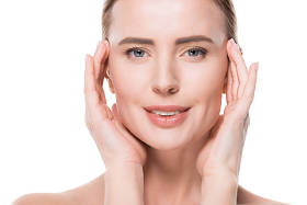 女性与新鲜干净的皮肤触摸自己的脸上孤立的白色