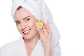 清洁皮肤的妇女在白色被隔绝的石灰的切片