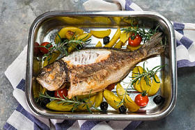 烤的镀金头鲷鱼图片