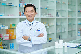 自信的越南药店工人肖像