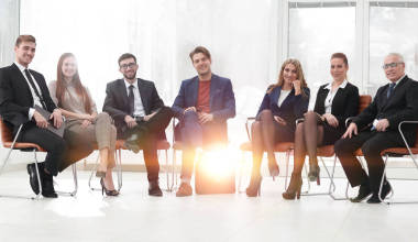 資深商人和商務團隊坐在會議席上