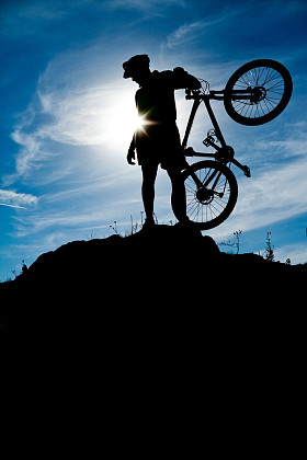 在戏剧性的天空的自行车山地自行车手