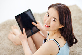 亚洲女人在地板上使用垫 pc