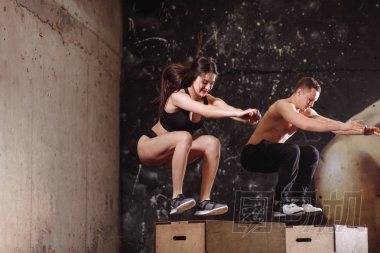 男人和女人跳上配合框圖片