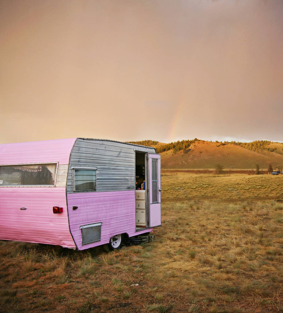 可爱的老式露营车拖车在锯齿山脉在一个荒凉的营地在夏季暴雨与彩虹在距离色调与复古复古 instagram 过滤器 可爱的老式露营车拖车在锯齿山脉在一个荒凉的营地在夏季暴雨与彩虹在距离色调与复古复古 instagram 过滤器