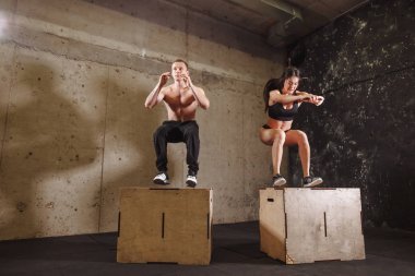 男人和女人跳上配合框