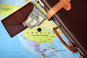 钱包钱在地图上。美国签证概念