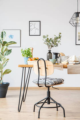 餐厅内的木椅图片