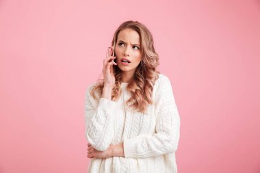 漂亮的思考女士用手机说话