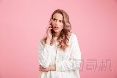 漂亮的思考女士用手機說話