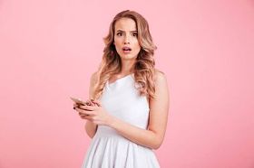 震惊美丽的年轻女士电话聊天