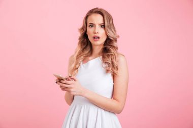 震惊美丽的年轻女士电话聊天