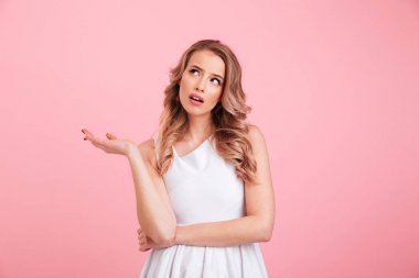 周到的年輕女士照片