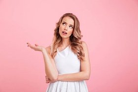 周到的年轻女士照片