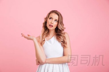 周到的年輕女士照片