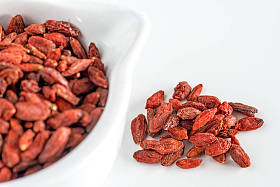 干枸杞浆果或狼浆果的特写图片