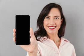 关闭了一个微笑的女商人图片