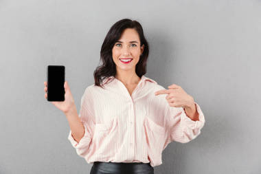 一个满意的女商人的肖像指向手指