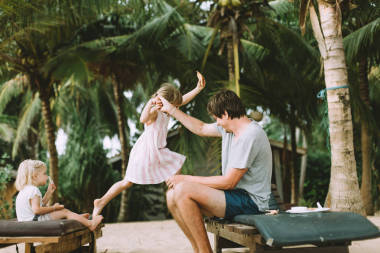 寶貝女孩玩沙子 