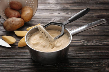 廚房用具和土豆泥在木桌上炊具