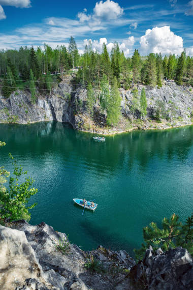 俄羅斯卡累利共和國 Ruskeala 公園中段有小船的大理石采石場(chǎng)
