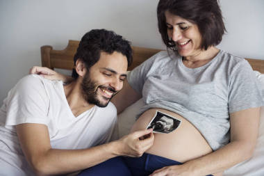 丈夫在怀孕妻子腹部附近拍摄胎儿照片