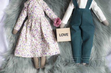 特寫的手工布娃娃。復(fù)活節(jié)手工兔子娃娃放在毛皮上