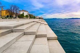 海军器官的扎达尔步道。/风景漫步在海滨城市扎达尔和著名的地标城市，海洋风琴，克罗地亚欧洲